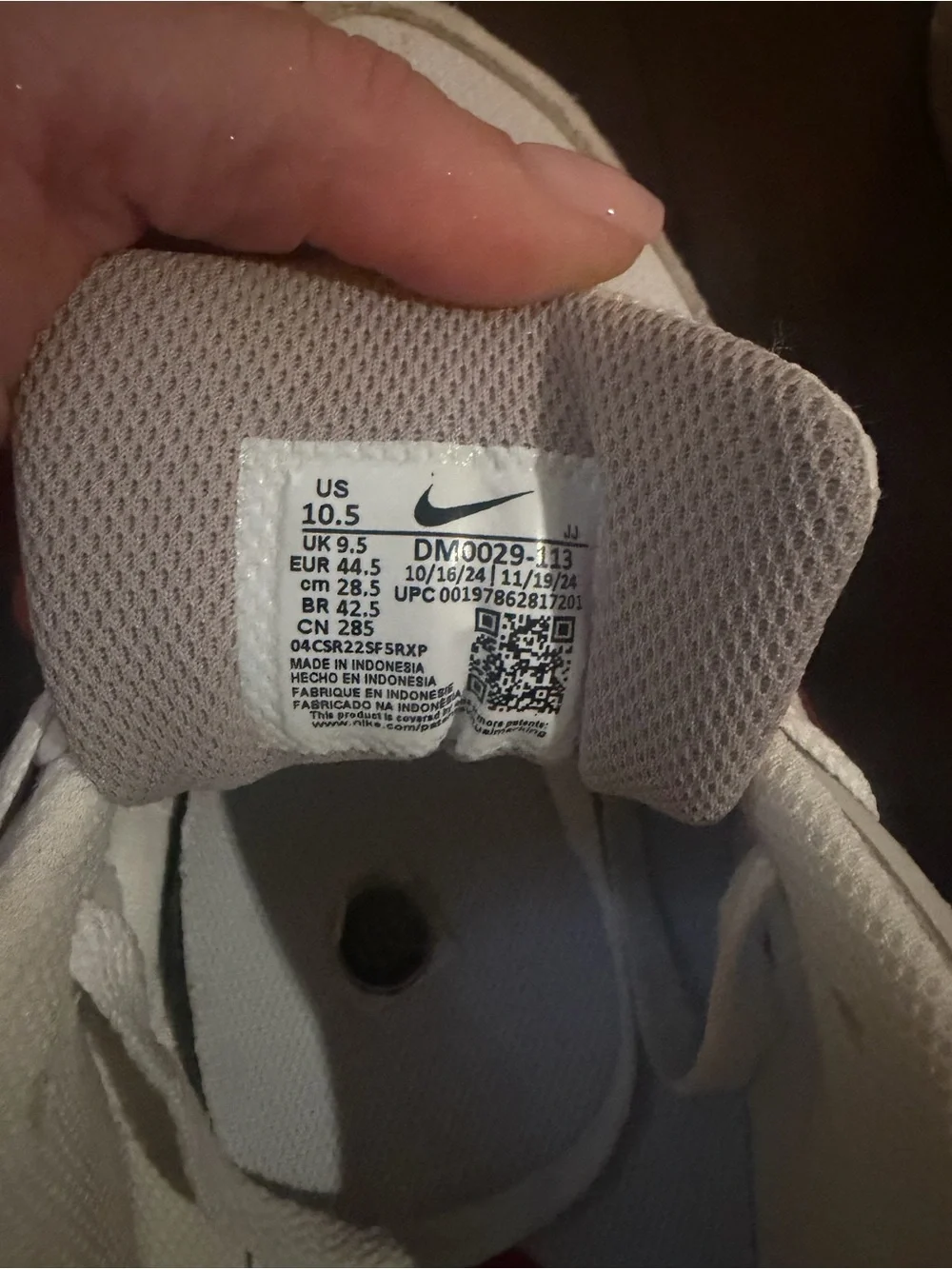 Nike Air Max 90. White Sneakers with Beige Tongue and Red Accent. (DM0029 113)